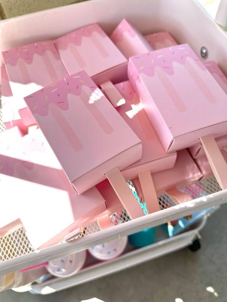 Custom printed ice cream box designed for dessert shops and easy takeaway handling